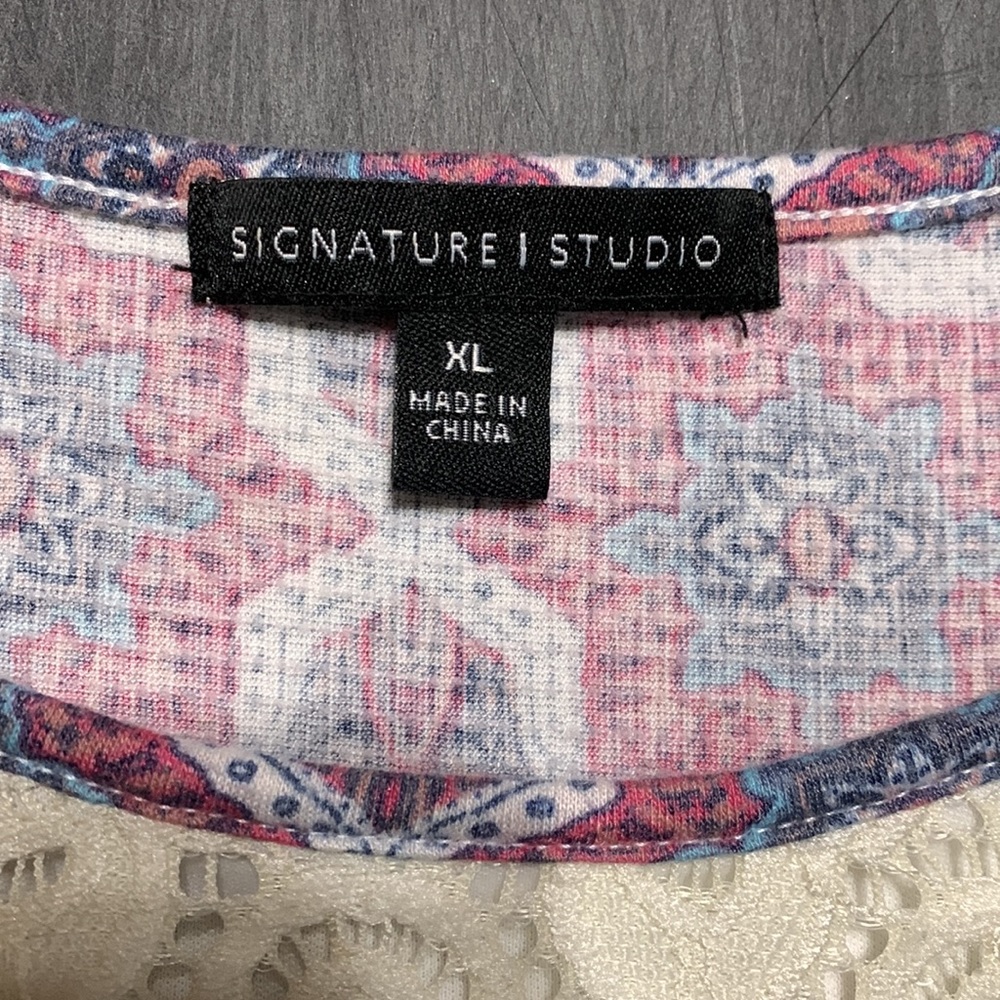 Keyhole Shoulder Top - Picture 2 of 4